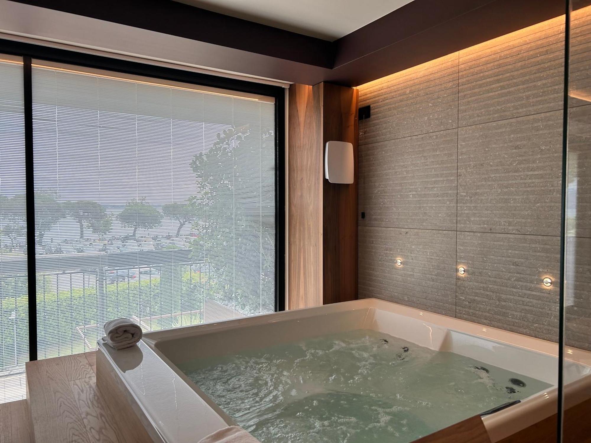 Junior Suite mit Whirlpool, Terrasse und teilweisem Seeblick